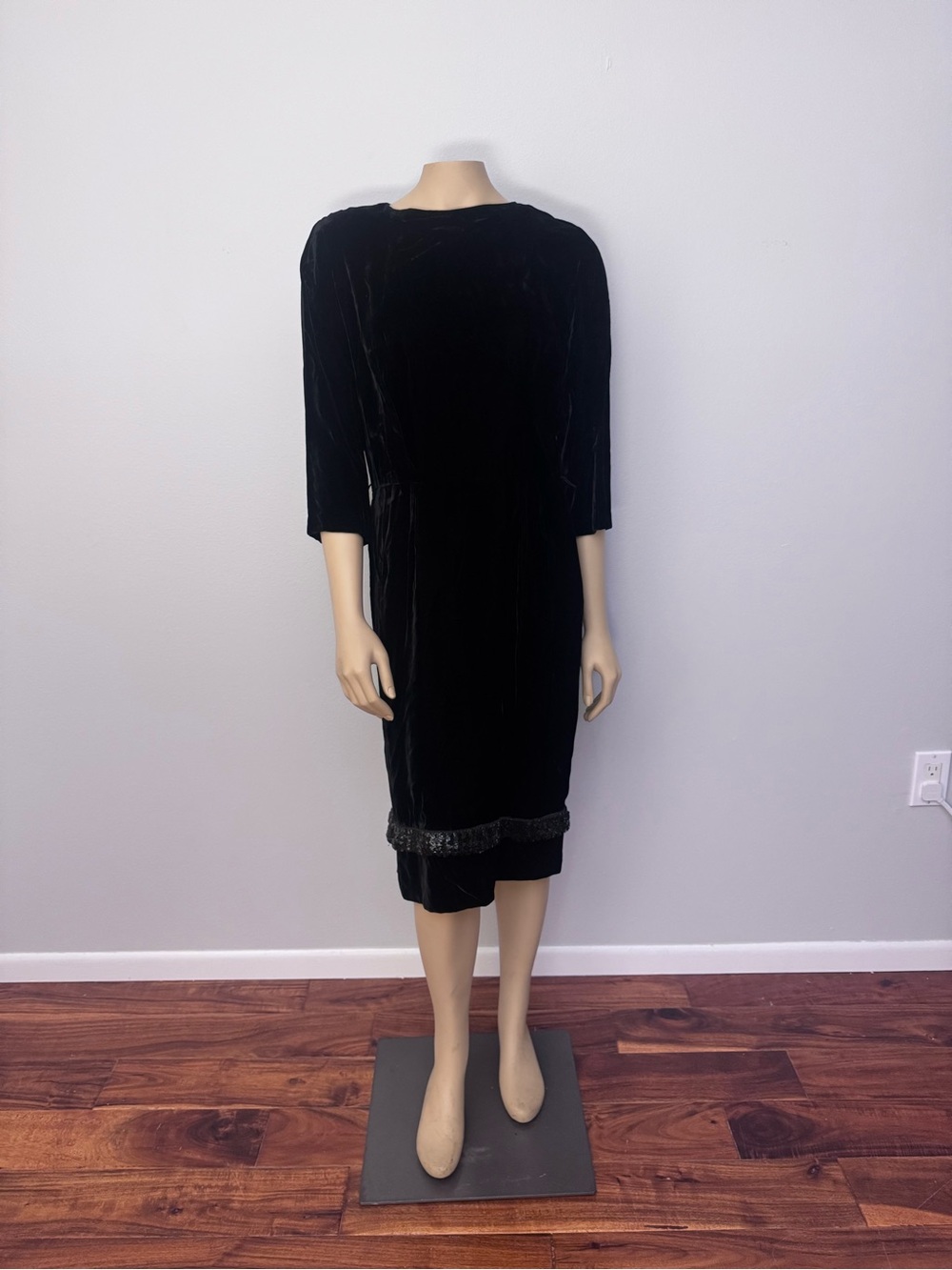 Vintage-Inspired Black Velvet Midi Dress with Beaded Trim